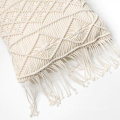 travesseiro decorativo longo de macrame